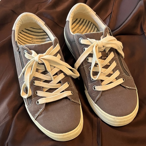 Super cute and comfortable Taos Taupe Canvas Sneakers with Cream Laces 9.5 - Picture 1 of 6